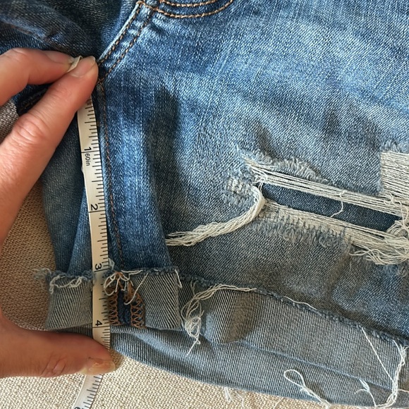 Super cute stretch distressed American Eagle denim shorts size 4 - Picture 5 of 8